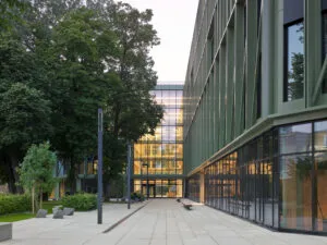 Moderne Gebäude mit Glasfassade im Grünen