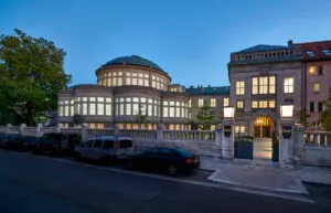 Historisches Gebäude bei Dämmerung.