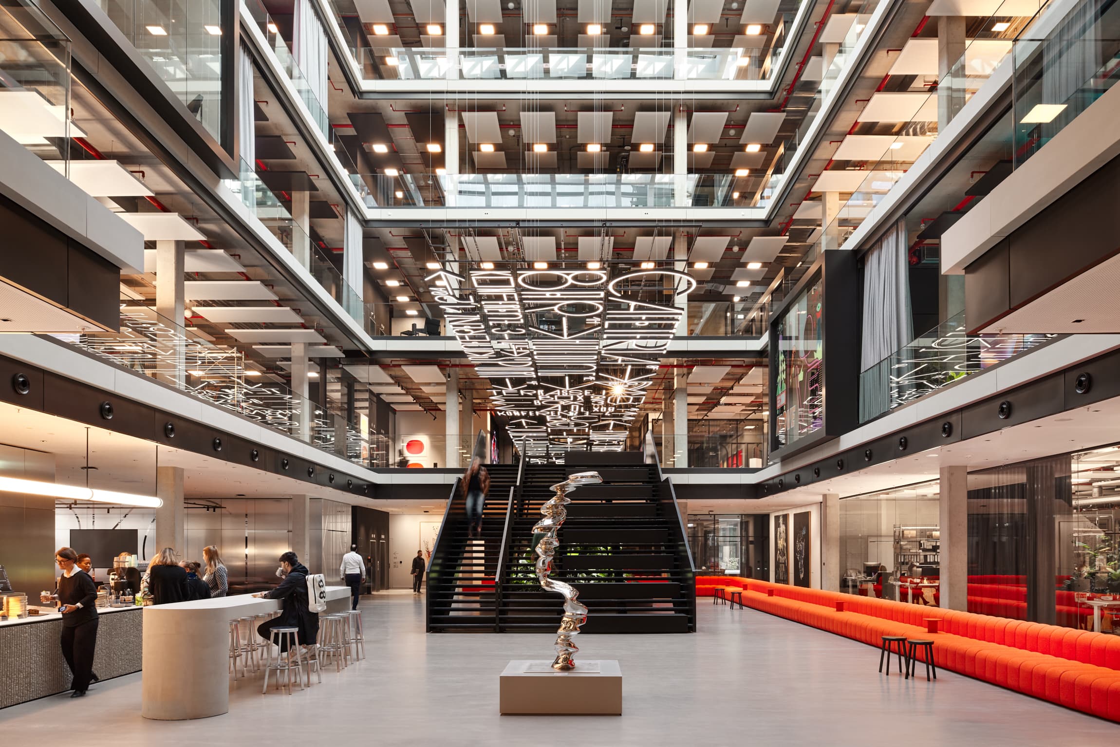 Moderne Bürolobby mit Kunst und Treppe.
