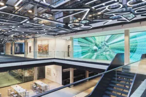 Modernes Gebäude mit Kunstwerken und Beleuchtung.