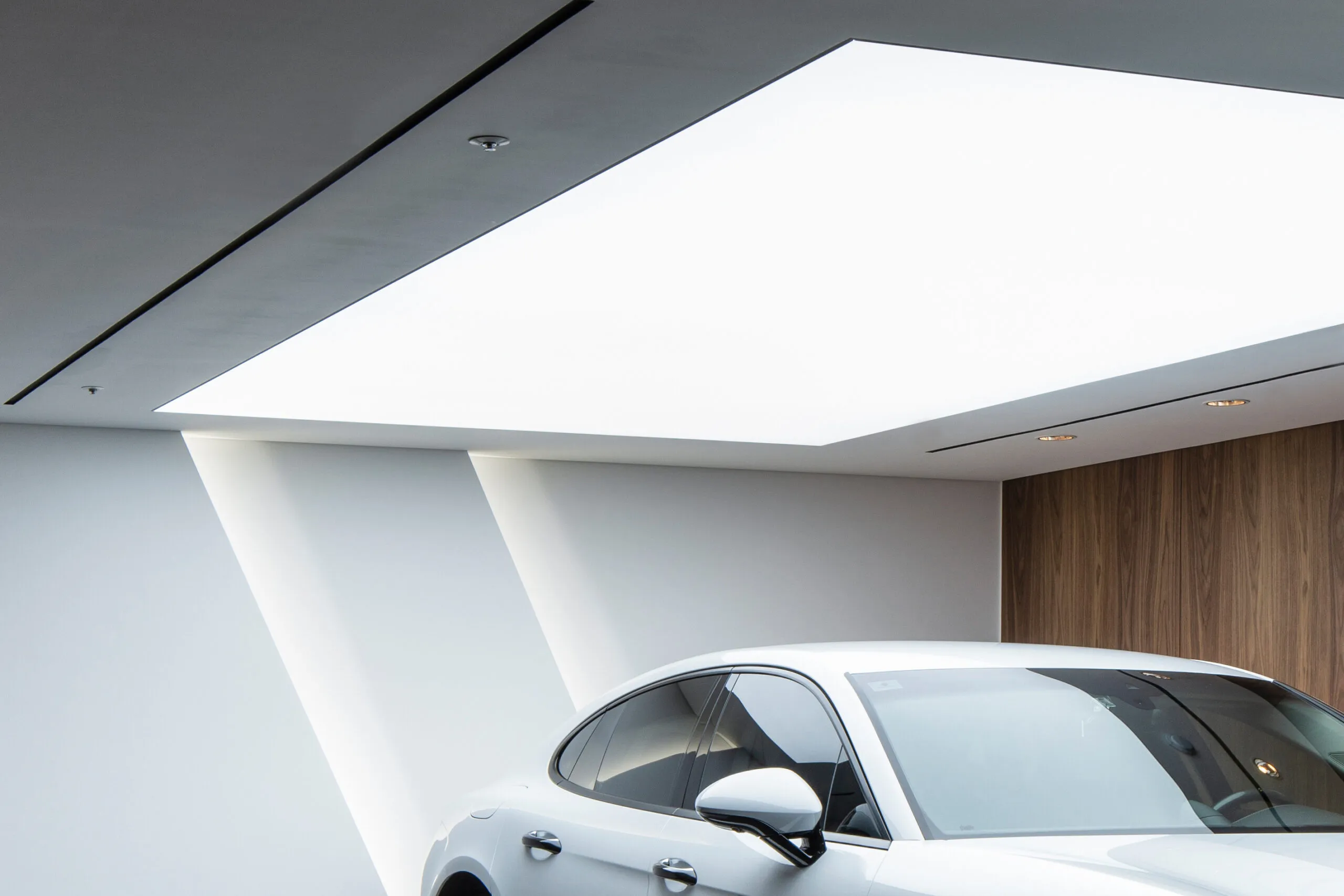 Auto in moderner minimalistischer Architektur.