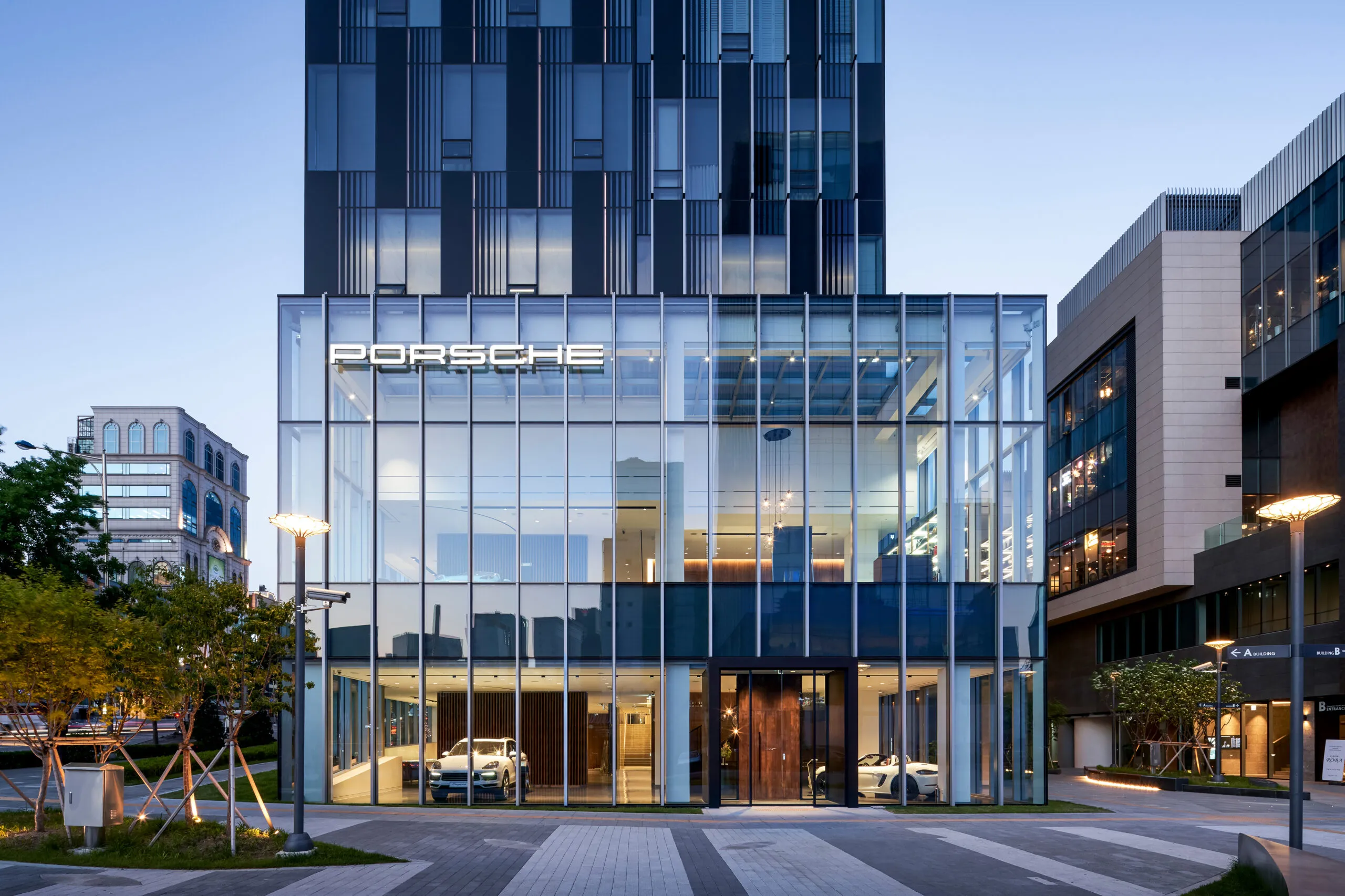 Porsche-Autohaus bei Abenddämmerung