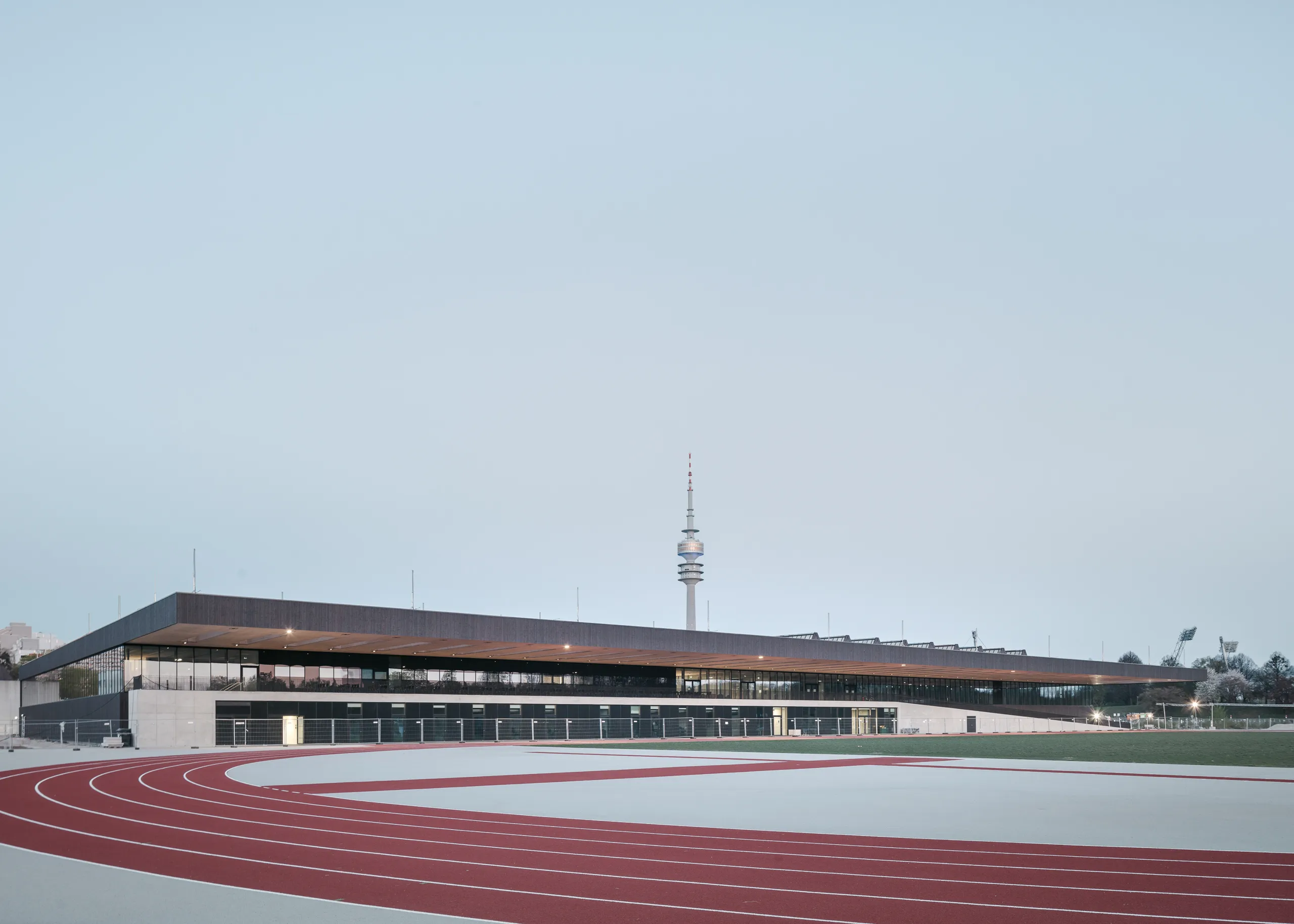 Moderne Sportarena mit Laufbahn, Campus der TU München