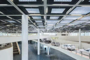 Moderne Fabrikhalle mit Autoproduktion