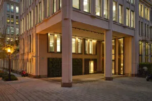 Beleuchtetes Bürogebäude in der Abenddämmerung