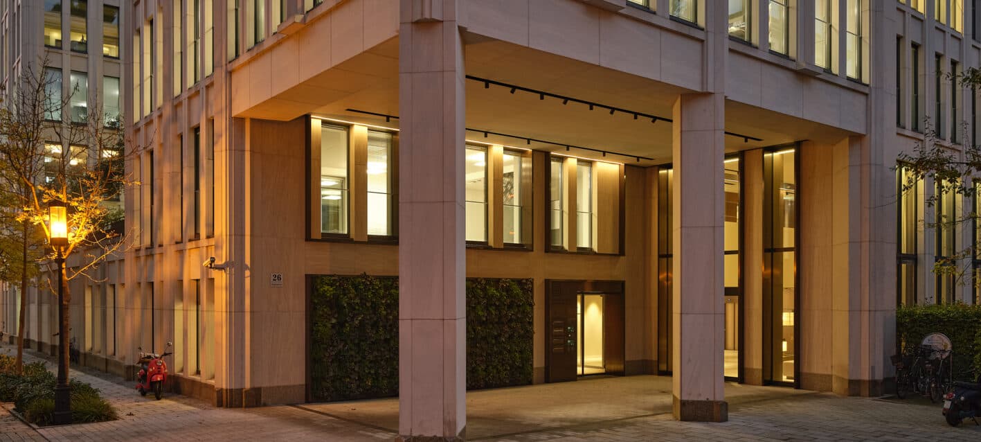 Beleuchtetes Bürogebäude in der Abenddämmerung
