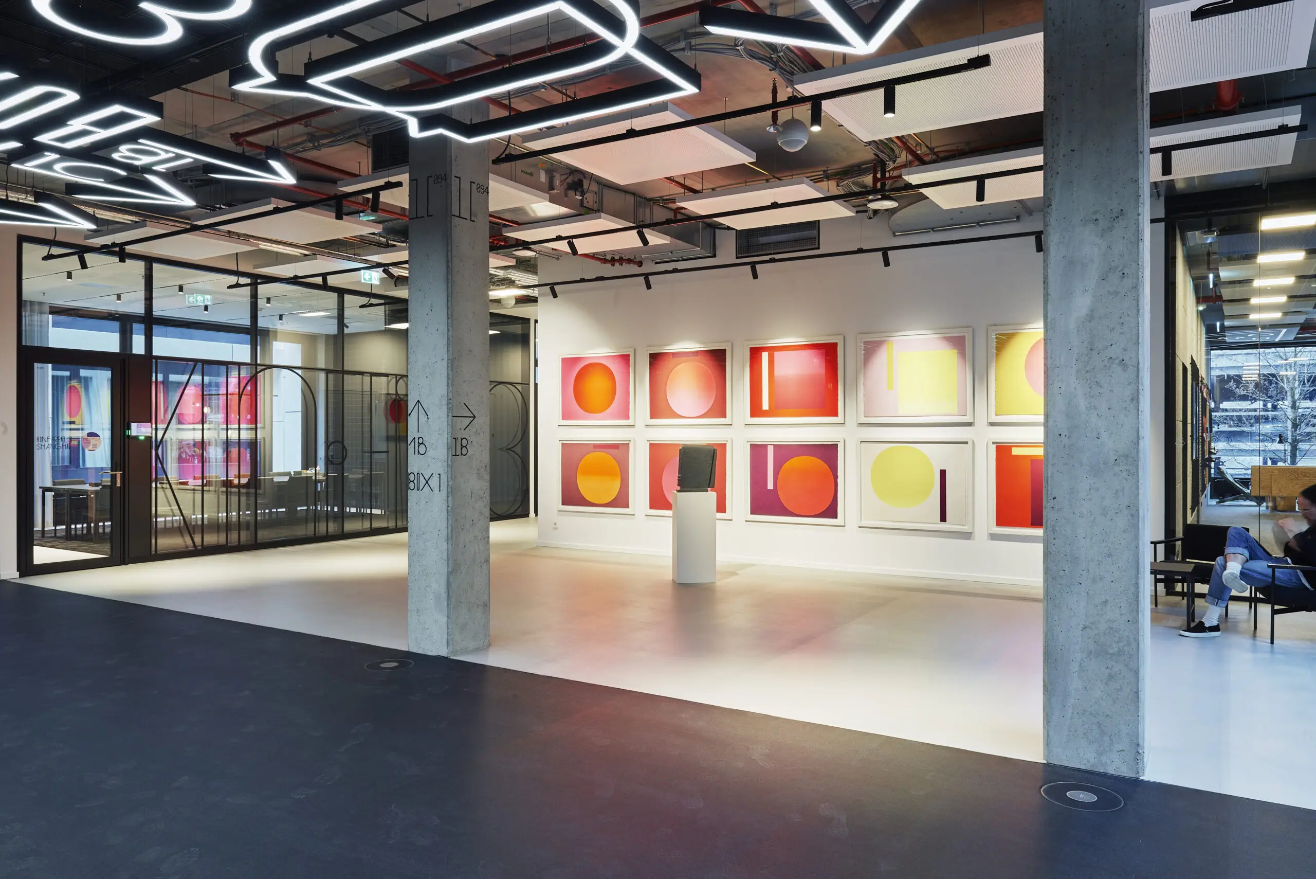 Moderne Kunstgalerie mit farbigen Gemälden.