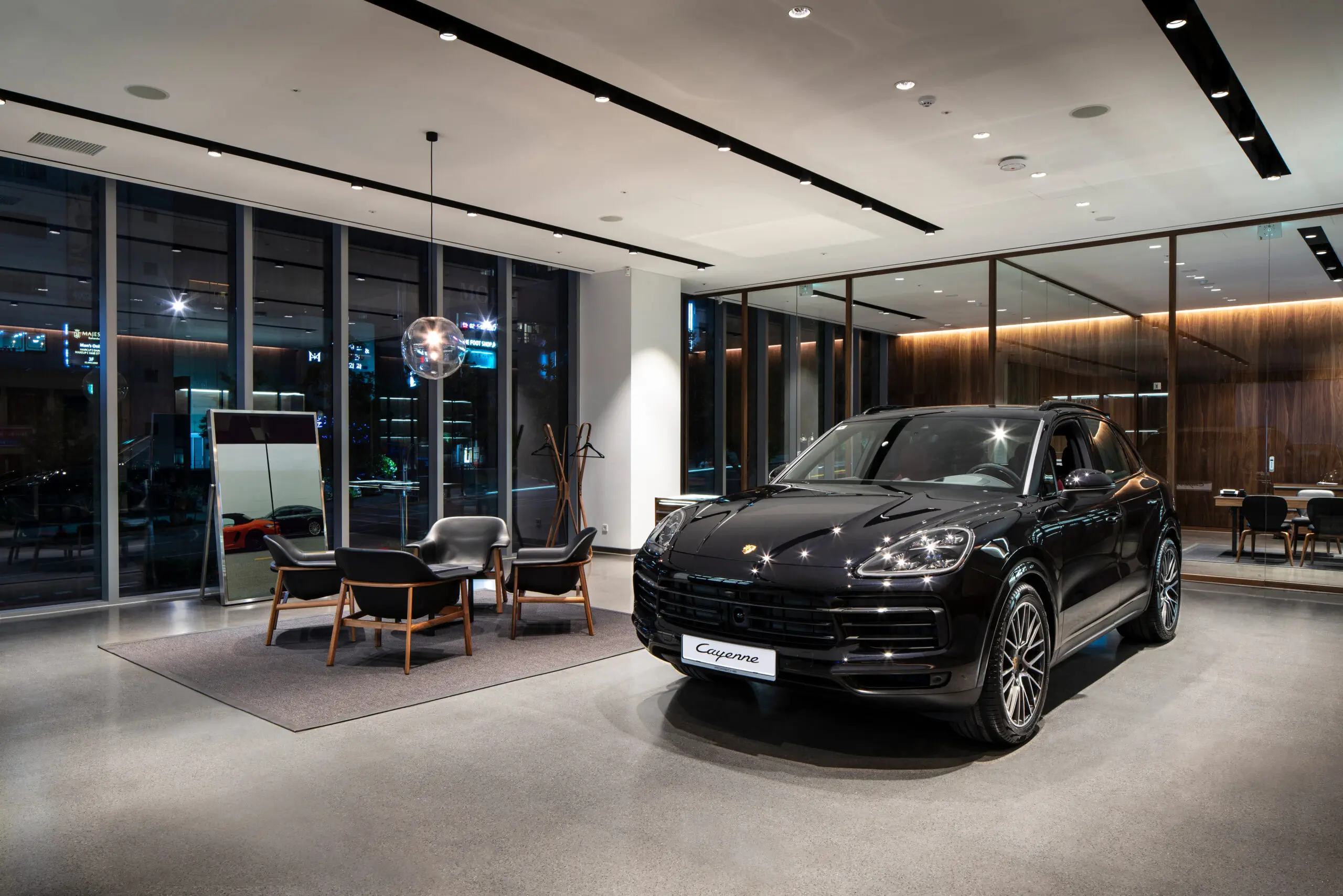 Porsche Cayenne, beleuchtet im DesignStudio Cheongdam