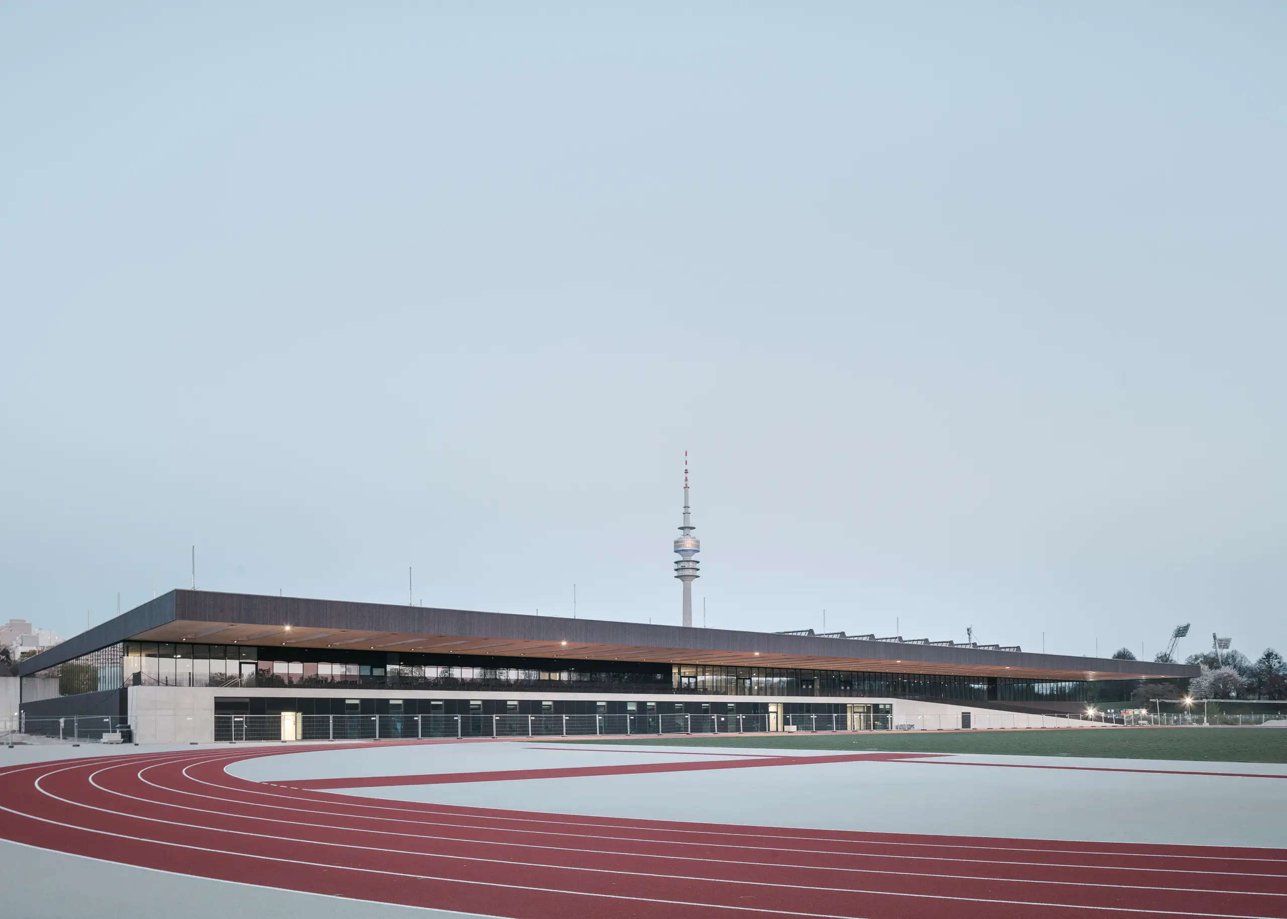 Moderne Sportarena mit Laufbahn, Campus der TU München
