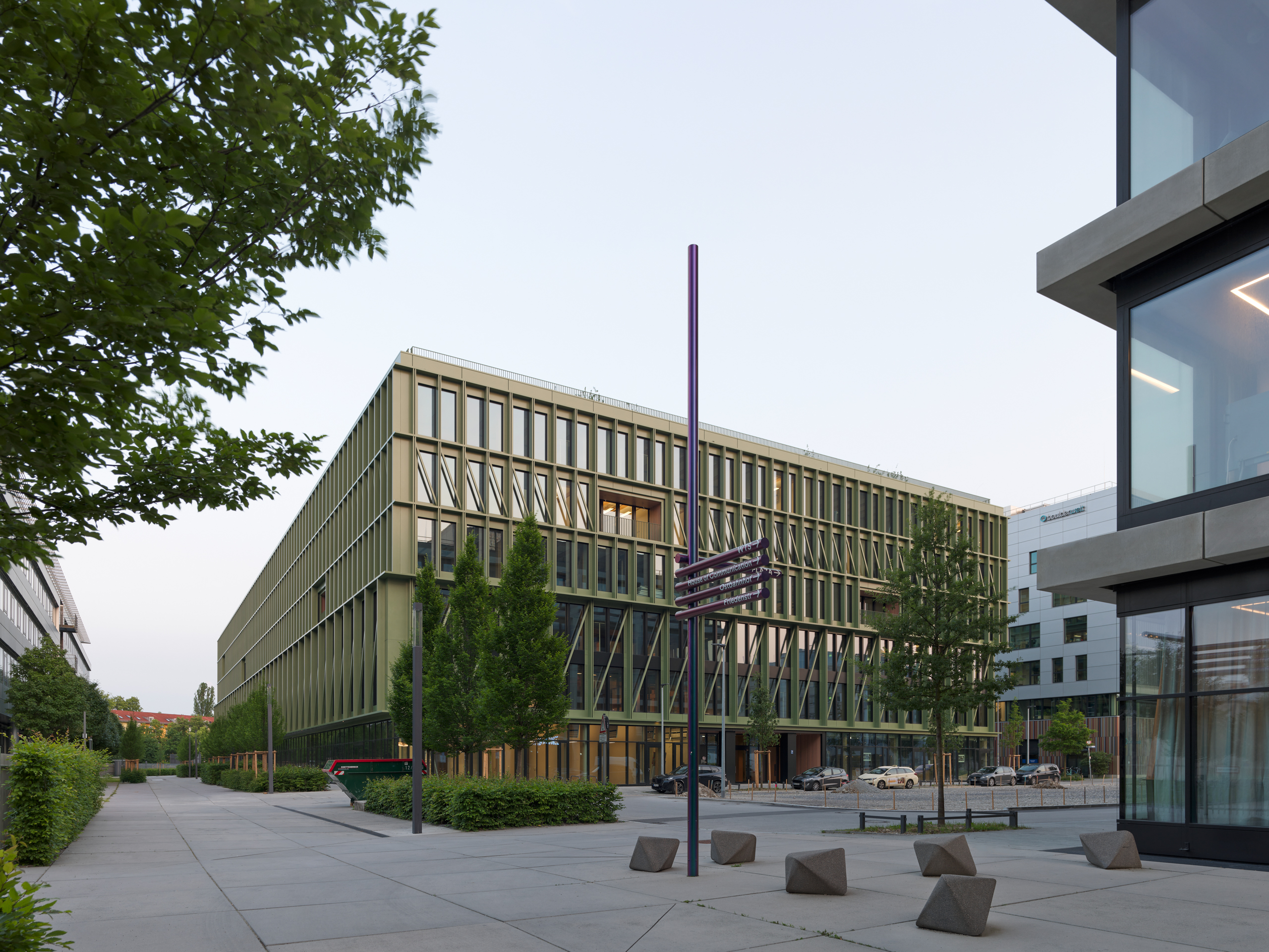 Modernes Bürogebäude in urbaner Umgebung bei Tag.
