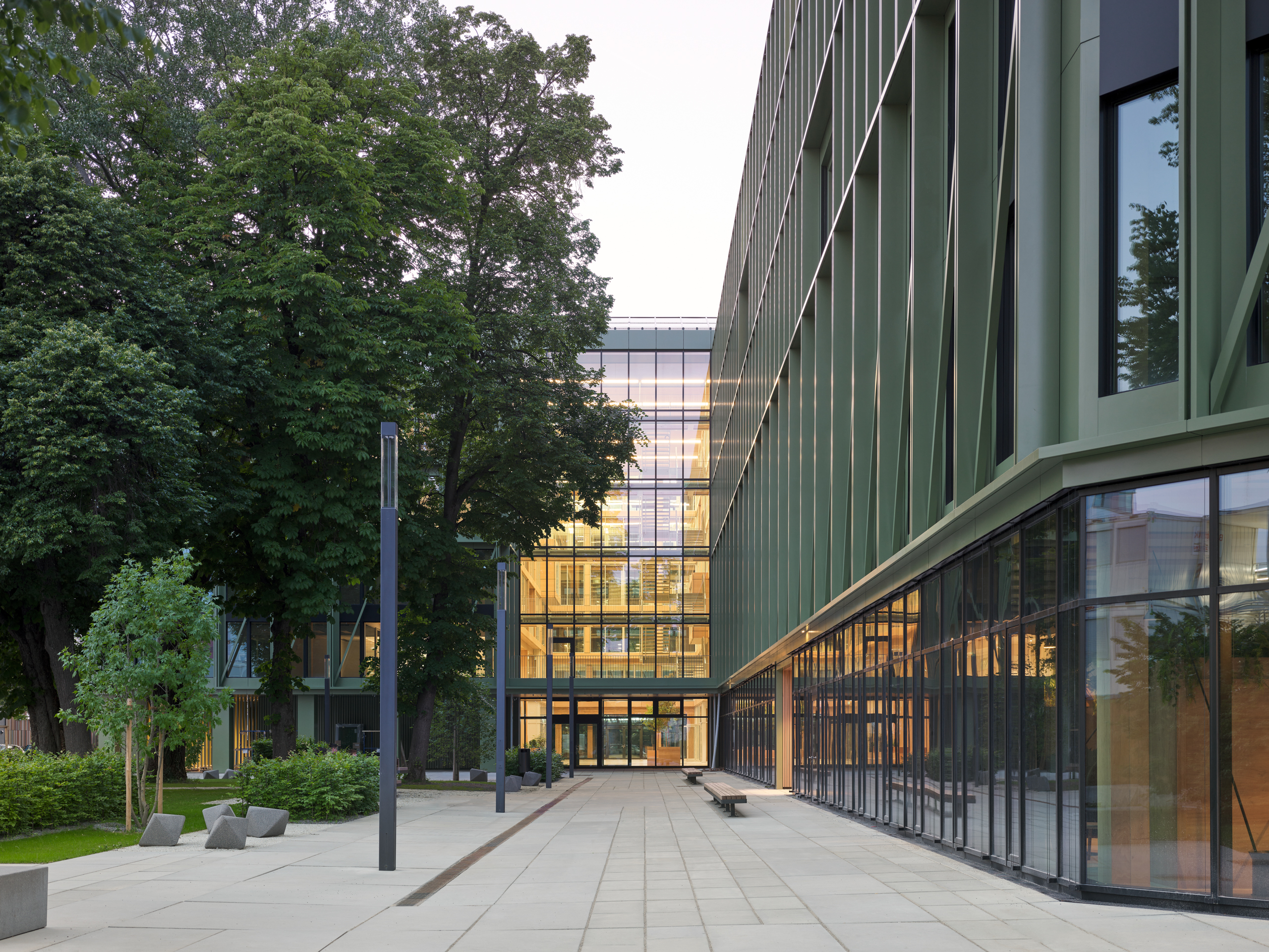 Moderne Gebäude mit Glasfassade im Grünen