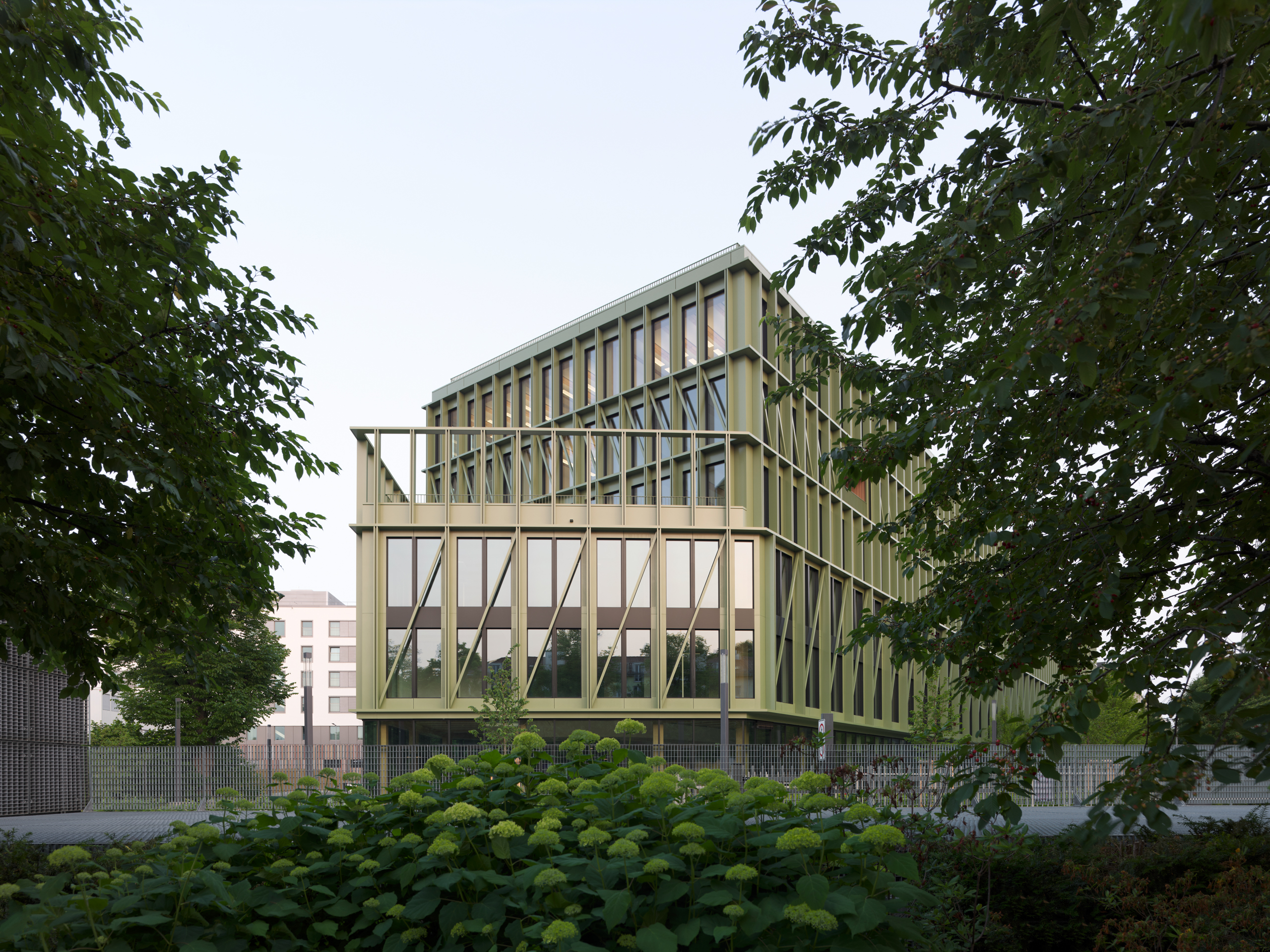 Modernes Gebäude in grüner Umgebung