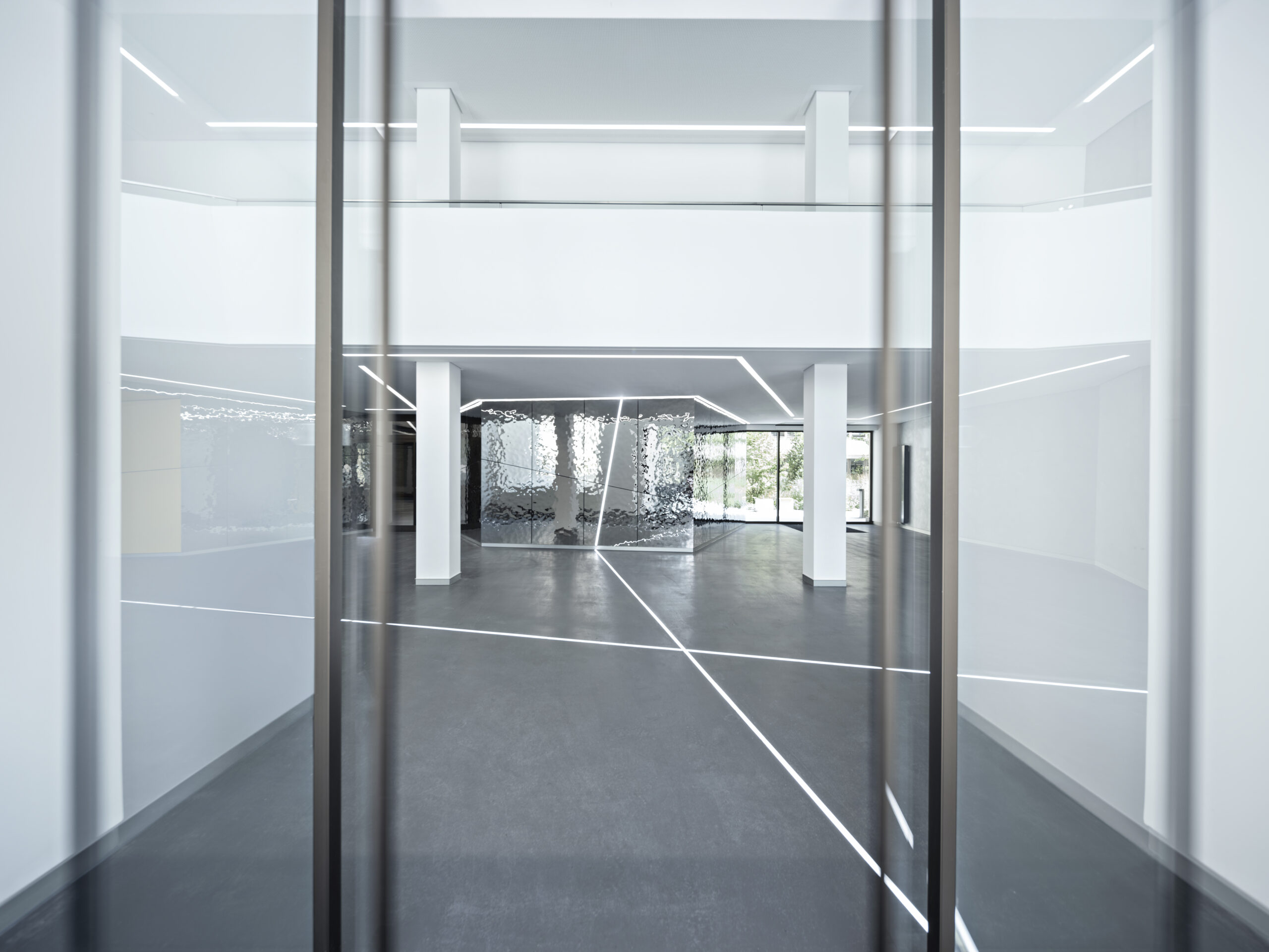 Moderne Galerie Innenraum mit Glaswänden.