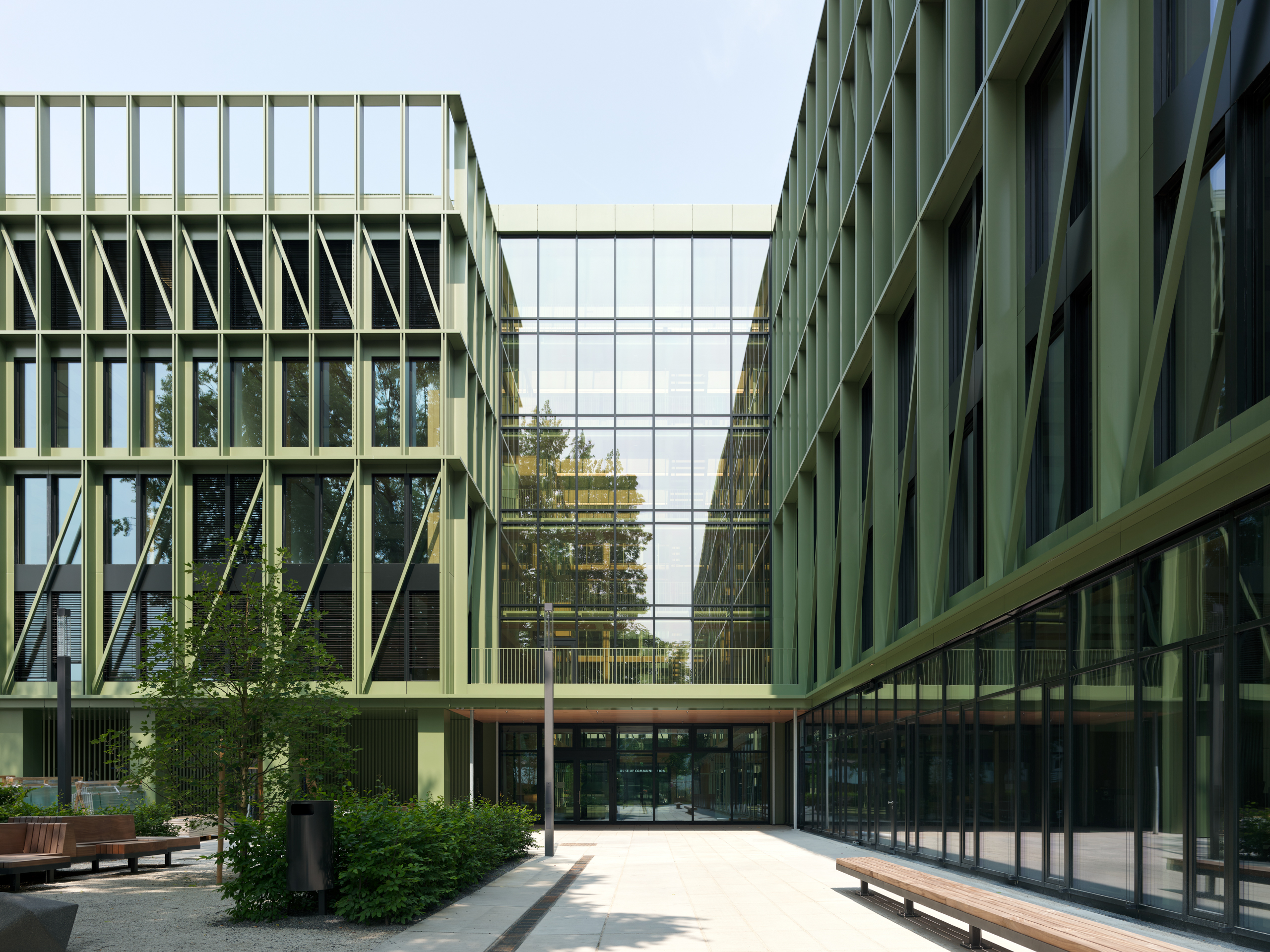 Modernes Gebäude mit Glasfassade und grünem Rahmen