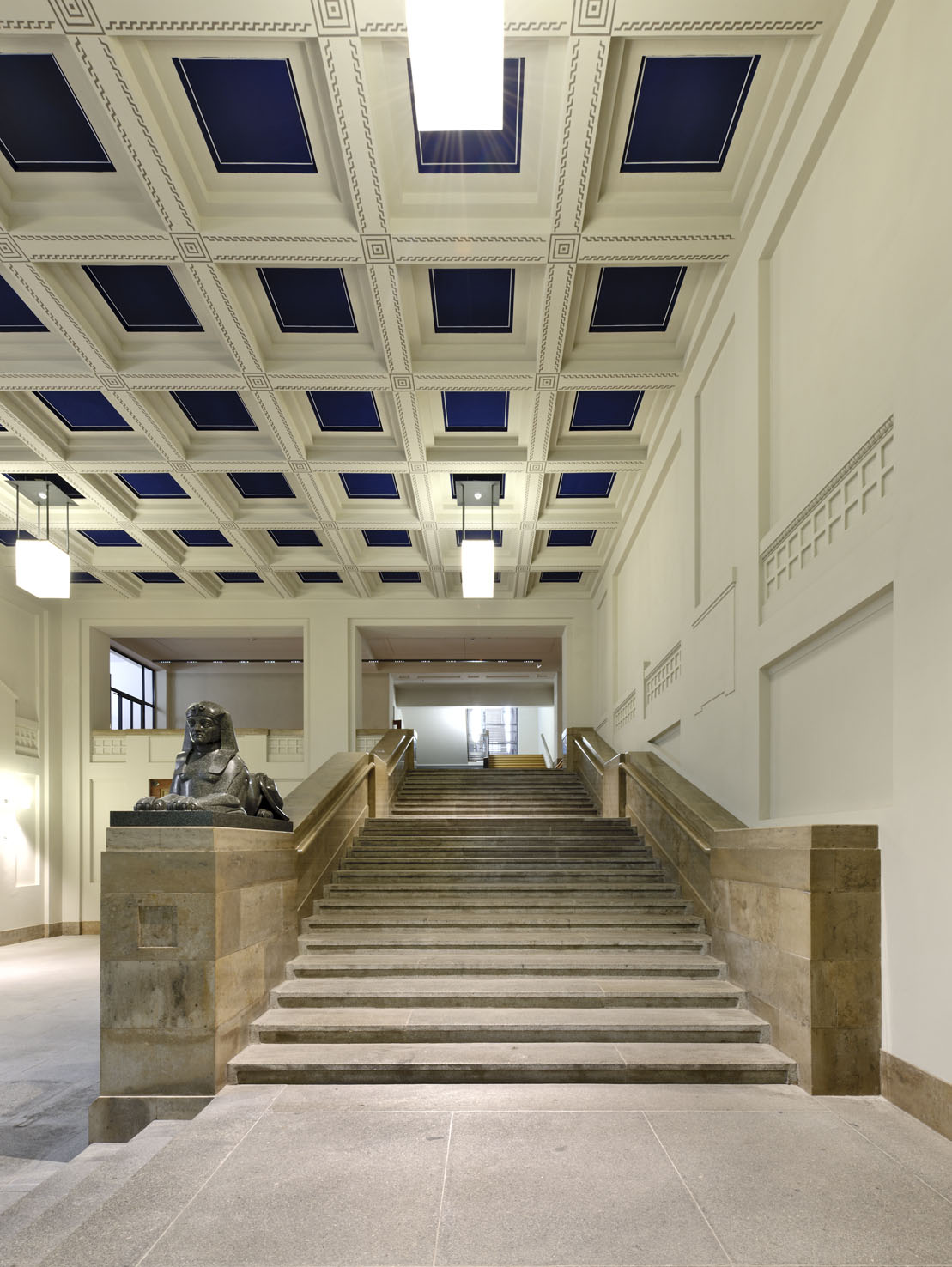 Elegante Treppe in historischem Gebäudeinnenraum