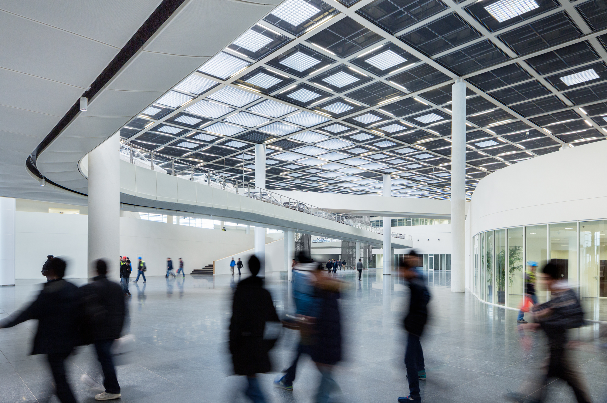 Moderne Eingangshalle mit vorbeigehenden Menschen