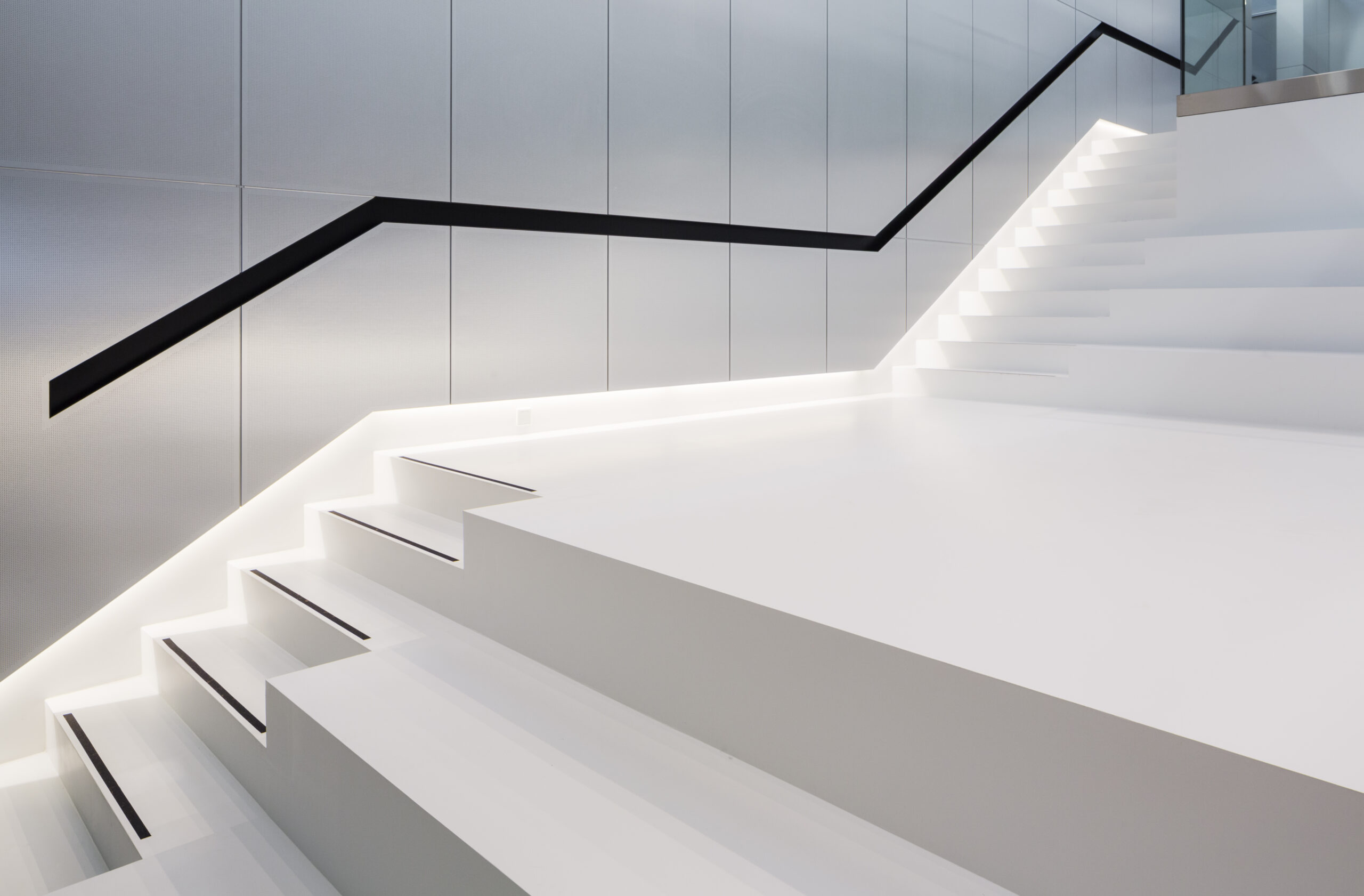 Moderne weiße Treppe mit Beleuchtung.