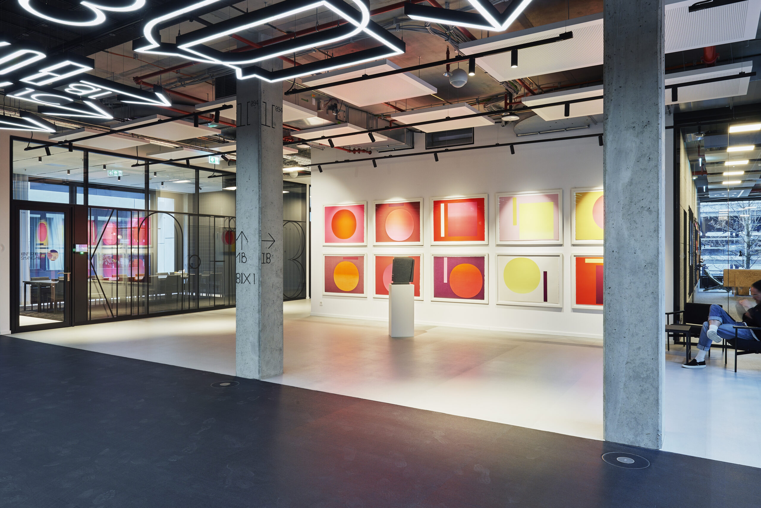 Moderne Kunstgalerie mit farbigen Gemälden.