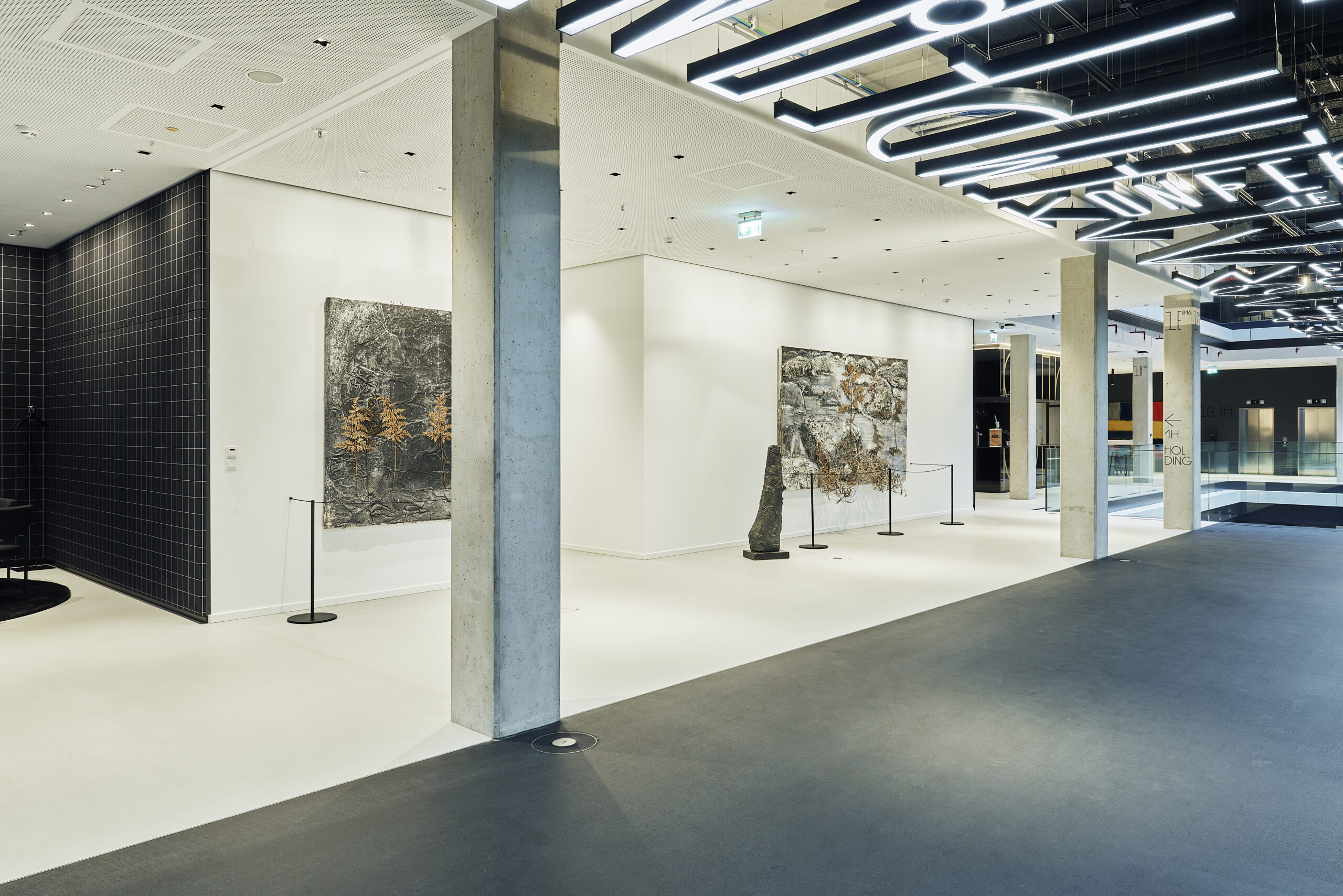 Moderne Kunstgalerie mit Gemälden und Skulpturen