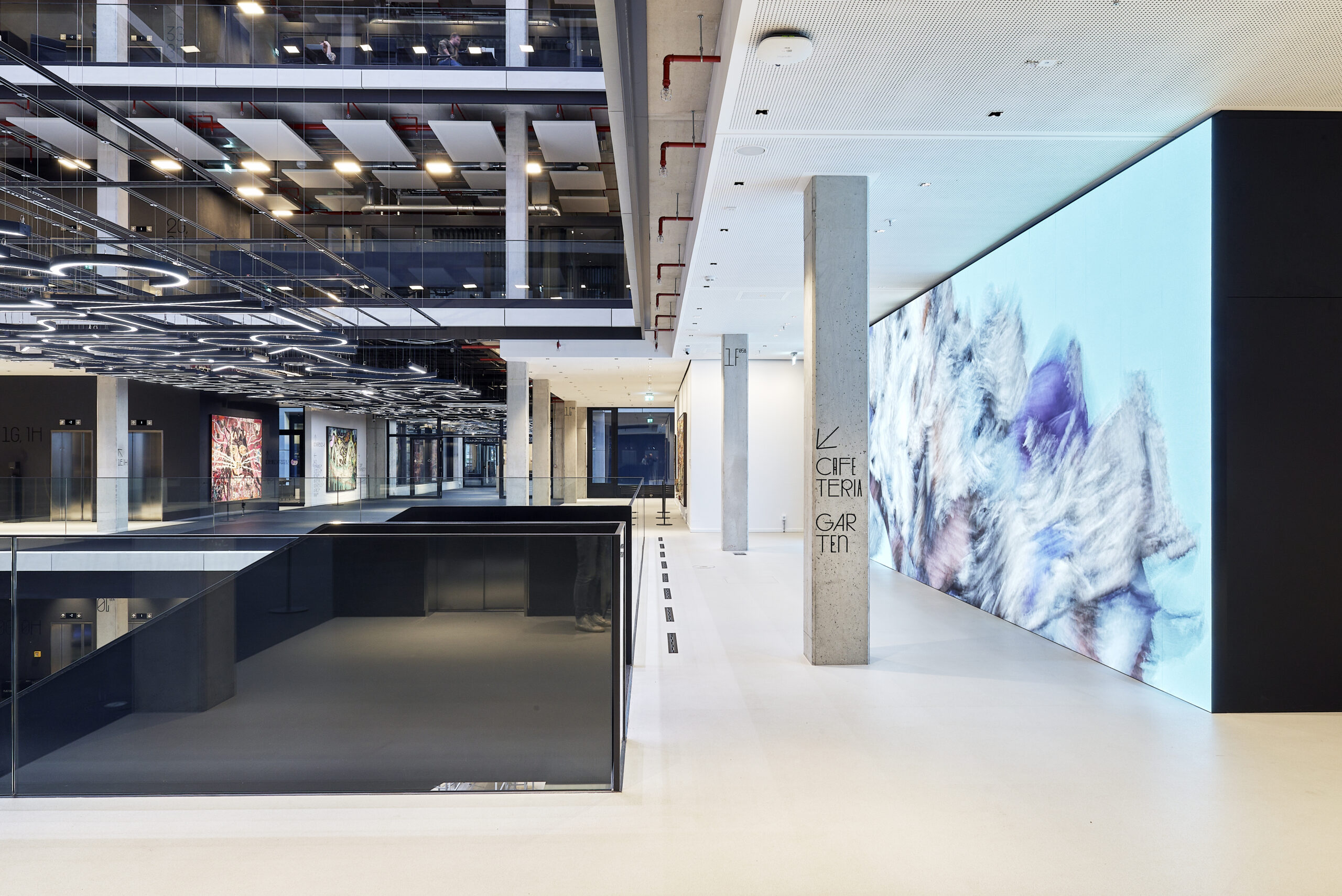 Modernes Gebäude Innenraum mit Kunstinstallation.