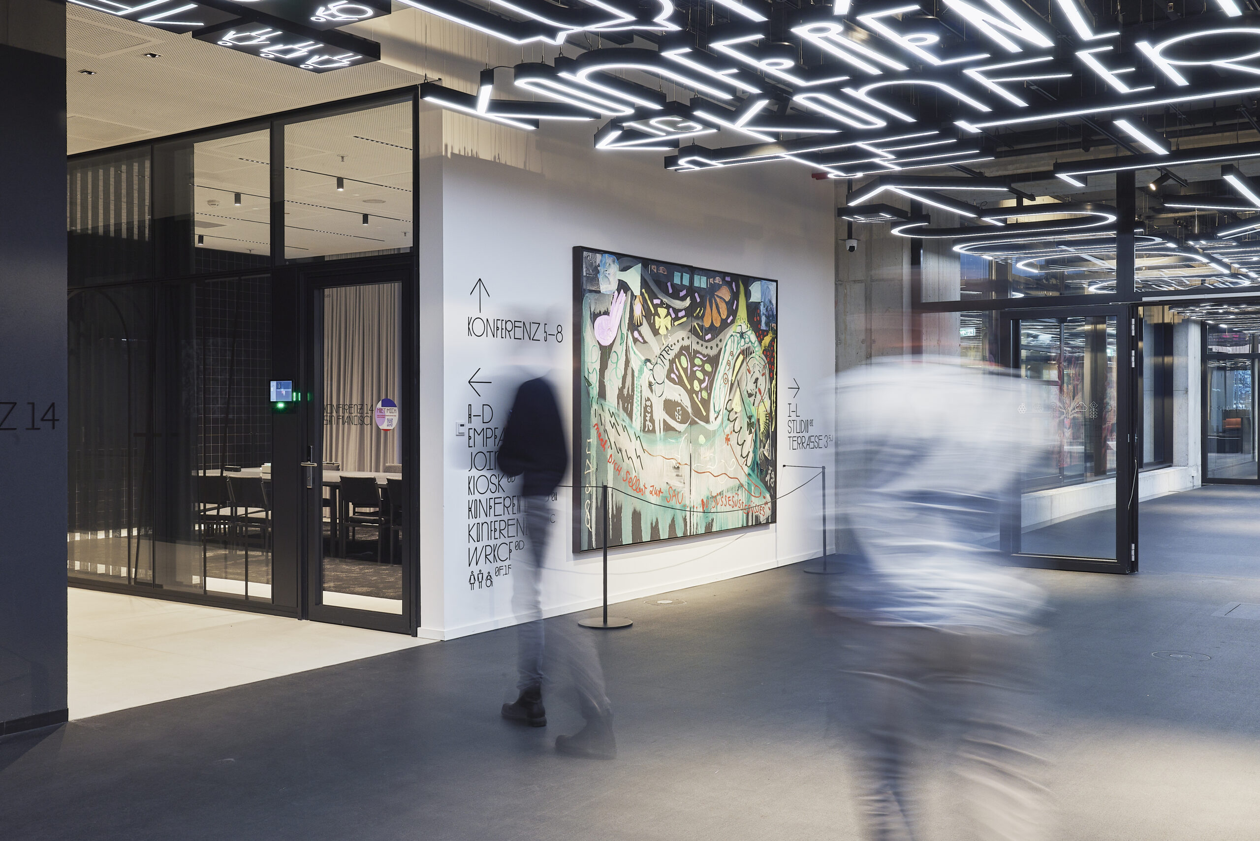 Moderne Lobby mit Kunstwerk und Neonlichter.