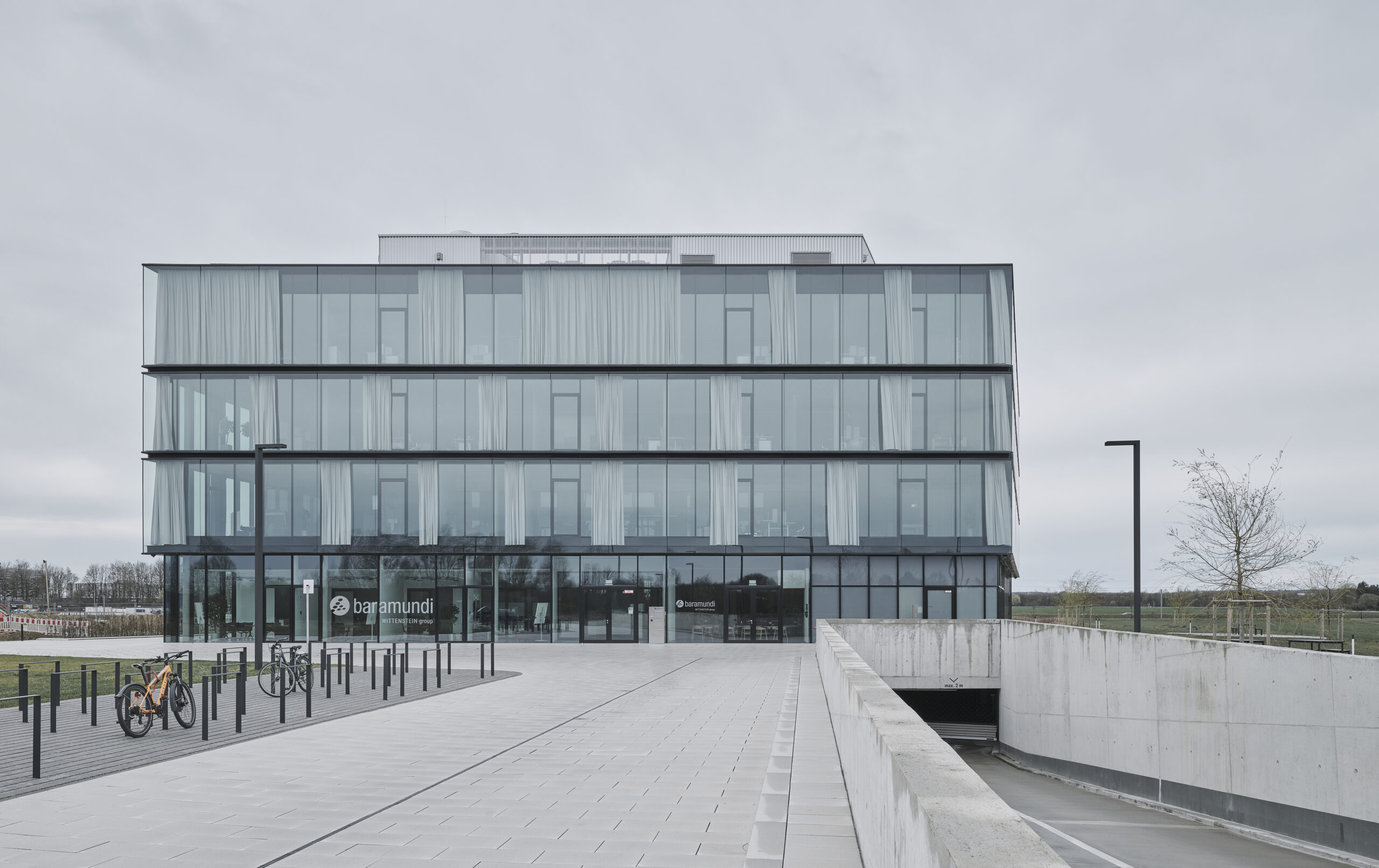 Modernes Bürogebäude bei Tageslicht.