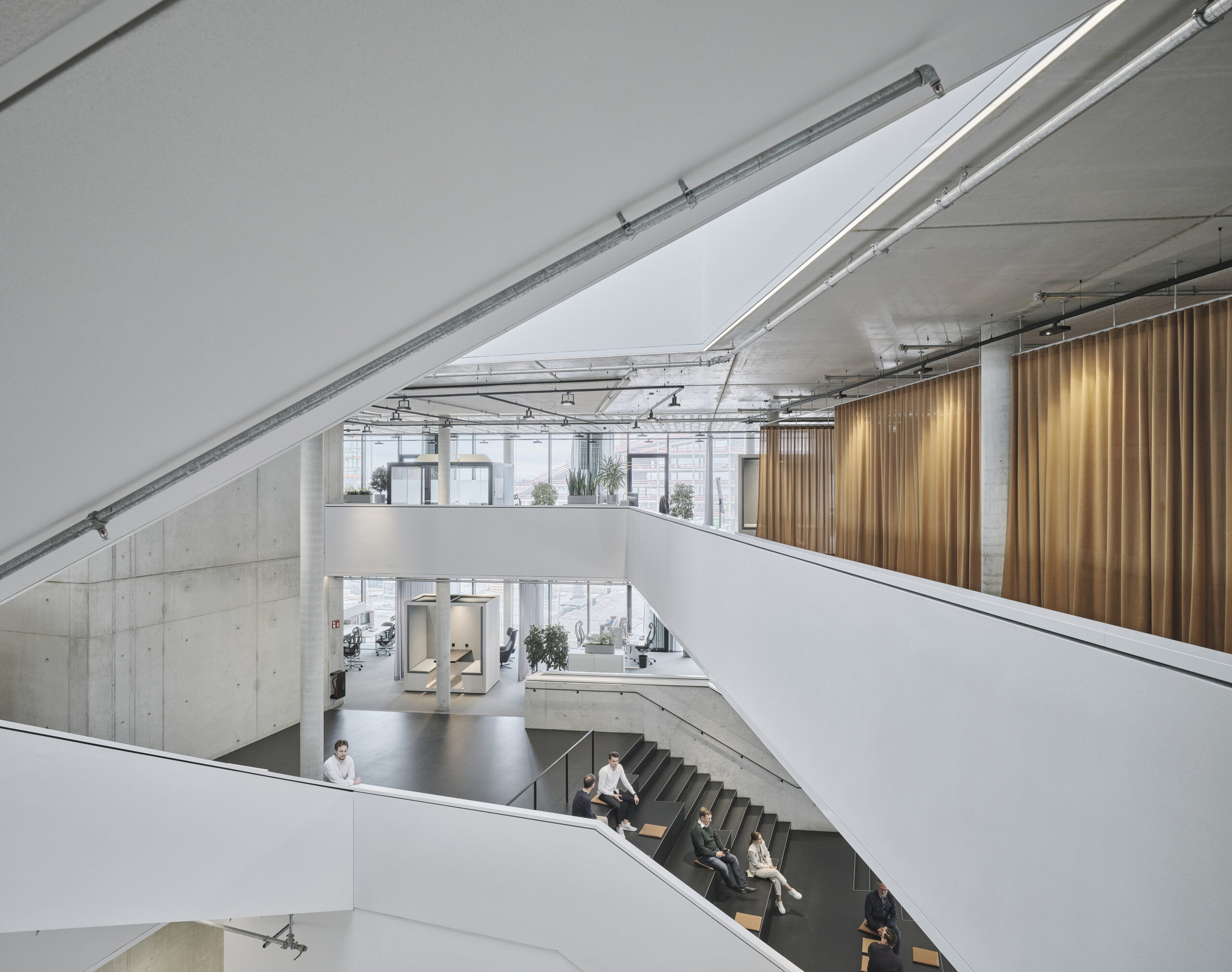 Moderne Büroarchitektur mit offenen Arbeitsbereichen.