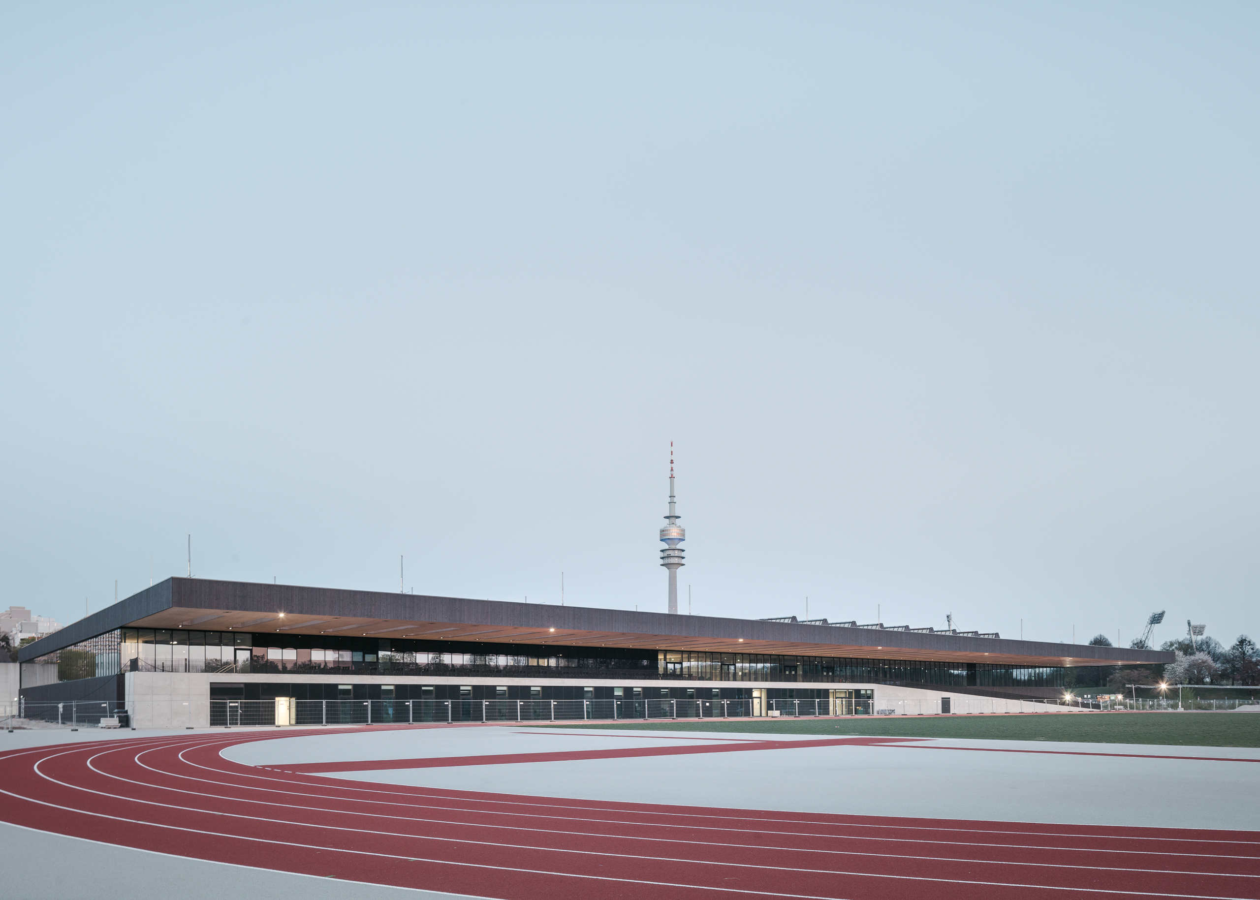 Moderne Sportarena mit Laufbahn, Campus der TU München