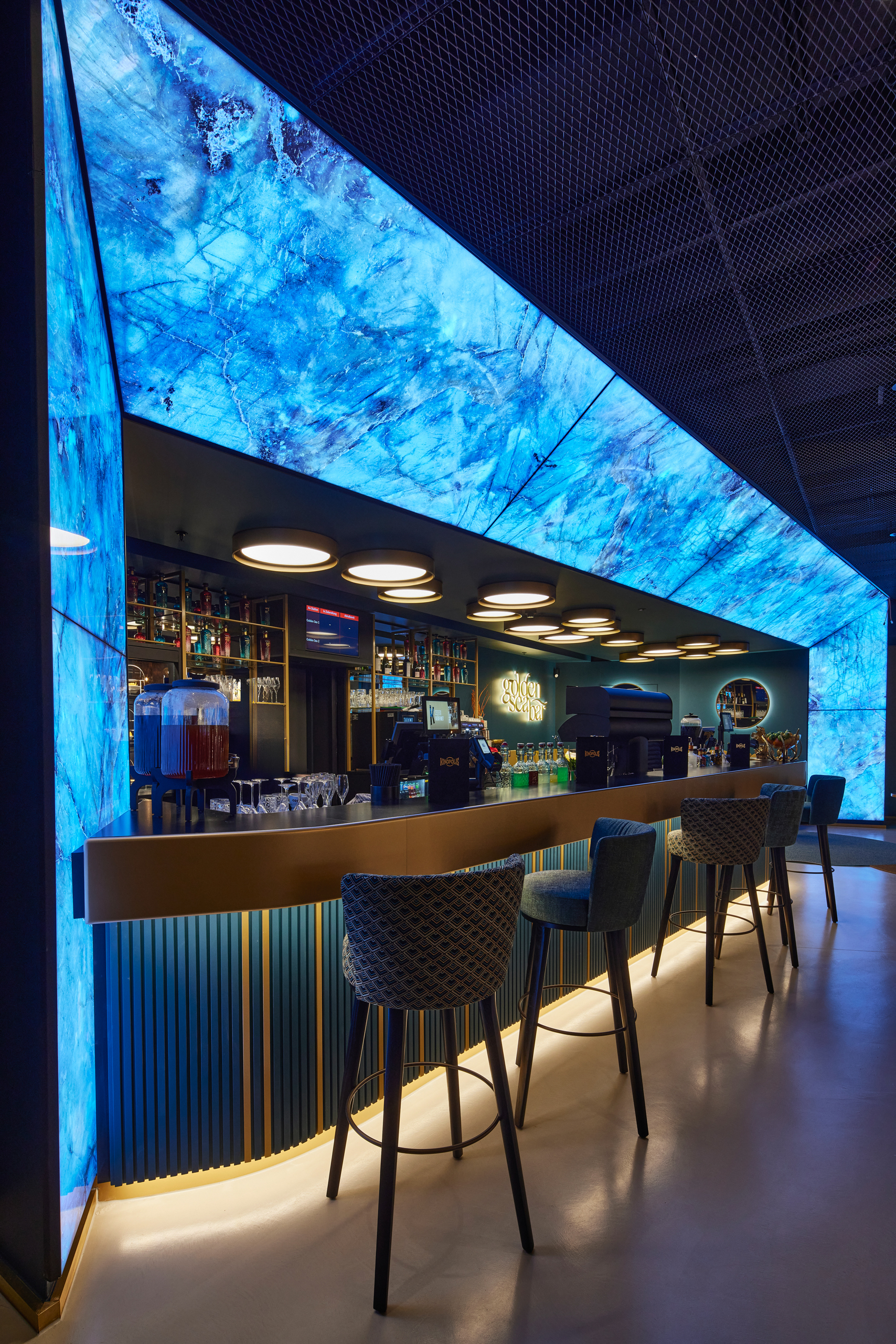 Moderne Bar mit blauer LED-Beleuchtung und Sitzplätzen